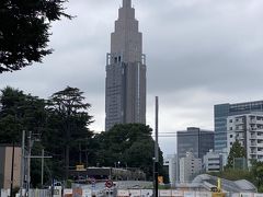 ラーメン屋さんと花園神社で時間を潰しましたが
まだ予約時間まで二時間近くあります。
ここでバロン妻が提案
「新宿御苑を散策して時間を潰すか、スタバに座って時間を潰すか」
バロン夫の返事
「新宿御苑を中を歩くのはしんどい」
バロン妻「そっかーじゃあスタバで座って時間潰すか」
