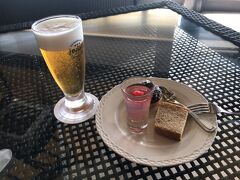 ビーチにいるとやはり暑いので、喉が渇きます。

そんな時は、ビールや冷たい飲み物、小菓子をいただきに、潮風のラウンジへ行きます。