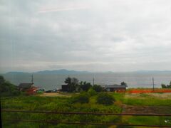 無事出発。。お天気いまいちです。
京都過ぎるまでバタバタしてましたが、やっと、しばらく止まらない状態に。
ほどなく琵琶湖が見えます。

席をｃ、ｄにしたので窓際で。よかったです。