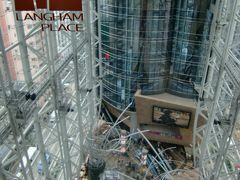 ボロッボロの街で貧しそうに見えるけど、エリート金融マンが多くて貧民窟ではないんだよね？真新しい近代的なビルは溶け込んでいない。