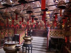 文武廟。この吊り下げられたお線香、必ずガイドブックで見るけれど、