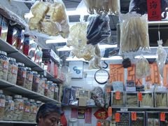乾物街。ナマコはやっぱり高級品、別物扱いだね。