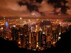 100万ドルの夜景。香港の夜景ですごいのは、一般的な住居（マンション）もその光景に貢献していること。不思議に思う。観光客として楽しんでいるけれど、そこには普通に生活を営んでいる人がいる。