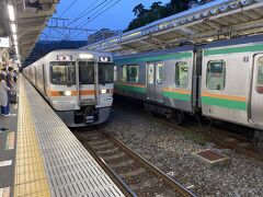 熱海駅着。ここから富士駅へ。しょうがなくロングシート。