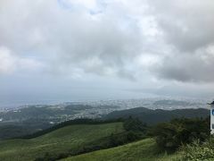 十文字原展望台から別府市街地とその向こうに高崎山、さらに大分市を見渡せます。晴れていれば、愛媛の佐多岬も見ることができます。