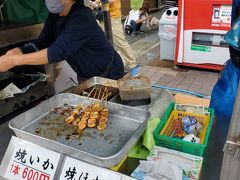 フグの唐揚げや、えがらまんじゅう、塩せんべいなど食べ歩きにピッタリな露店も有ります。

朝市で売っている干物を持ち込んで焼いてくれるお店や、自分達で七輪で焼いて食べる場所(磯の香りが広がって美味しそうでした)など有りました。私達はツアーのため時間が限られているので、焼き貝を食べることにしました。