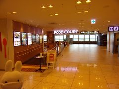 かといって色んなグルメ店がありますが、密室な気がして・・・。
ここならいいじゃん！と思いついたのがフードコートでした(^_-)-☆。
広いし密にならないで済むよね(^_-)-☆。