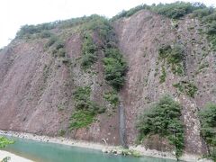 この日は白浜まで戻るのですが、時間に余裕があったので一枚岩へ。

古座川左岸にある、高さ約150m・幅約800mの一枚の巨岩。
一枚の岩盤としては日本最大級だそうです。
