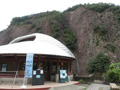 一枚岩の観光拠点になるのは、道の駅一枚岩。

河川敷でキャンプも楽しめるため、アウトドア志向な感じになっています。