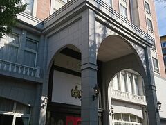 着きました。温泉街にそびえたつ洋風の建物