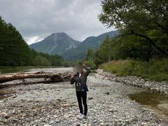 梓川の水はいつみてもほんとうにキレイ。
焼岳をバックに。
この時期は、台風一過でしたが、そこまで水量も多くありませんでした。