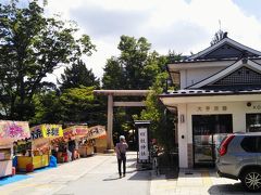 前を通りかかった四柱神社の前に露店が出ていた。
この神社にはこの時は帰路気が向いたら寄って見ようと考えたものの、気が向かなかった。