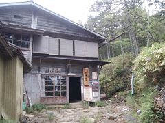 10分ほど歩くと七合目にある山小屋「行場山荘」を抜けていきます。
