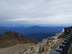 噴火口を望むことはできませんが硫黄の匂いと時折噴気がありました