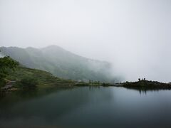 晴れていれば白馬三山を写すであろう八方池。さっきのカエルはここから来たのかな？