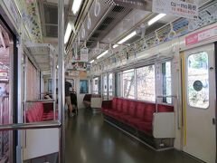 オールロングシートの４両編成。