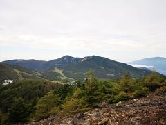 7:10、車坂山から振り返るとスタート地点の高峰高原や東篭ノ登山が見える。