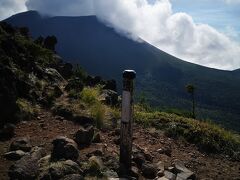 8:58、蛇骨岳2366mに到着。浅間山に雲がかかり始めた。