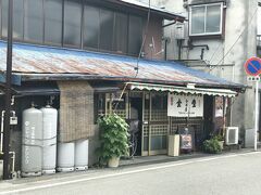 寄居駅から徒歩2分、今井屋（食堂）へ
この店はソースカツ丼の有名店。外観は昔ながらの駅前食堂。
