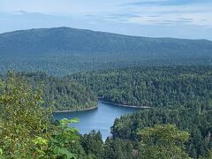 川湯温泉から阿寒湖温泉を経由してオンネトーに向かいます。
山越えのワインディングロードにうんざりるころ、阿寒湖温泉の手前に双湖台という展望台があります。
そこから撮影したペンケトーです。