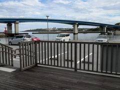 渡久地港の無料の駐車場を利用できます。
後方は瀬底大橋。