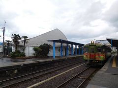 網野駅で特急の通過待ちがありました。

ホームで休憩します。