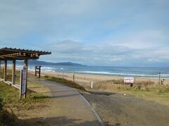 海岸沿いに遊歩道があります。