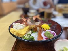 鳥取市に着くなり、砂丘会館で海鮮丼をいただきます。