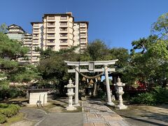 弁天崎源泉公園の中にある、小さくてきれいな神社です。
弁財天を祀られています。

赤い色が印象的で、離れた場所からでも赤が目立ちました。
朝、誰もいない静かな中で参拝しました。