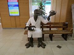 　最初の行き先は東尋坊です。まず、福井駅ではえちぜん鉄道に乗り換えて、三国港駅を目指します。そこでバスに乗り継いで東尋坊へ向かう予定です。
　えちぜん鉄道への乗り換えは新幹線の工事の影響なのか通路がややわかりにくくなっていましたが、迷うことなく乗り場にたどり着きました。えちぜん鉄道の駅は明るく綺麗で、ベンチには恐竜が座っていたり、ピアノが置かれていたりします。このピアノは自由に弾いてよいそうです。
　ここからは土・日・祝日に販売されている1日フリーきっぷを利用します。この切符は1000円ですが、福井から三国港まで片道が770円なので、利用しない手はありません。