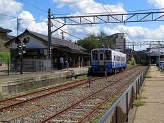 　福井駅を10時9分に出発した電車は福井市街を抜けてのどかな田園風景の中を走り10時58分に三国港駅に到着しました。ここからはさらに京福バスに乗り換えて東尋坊を目指します。乗り換え時間は18分。バス停は駅前の通りにあります。駅のホームの端の踏切で線路を横断してすぐなので迷うことはありません。
　駅を出て振り返ってみると、小さな古い駅舎とかわいらしい電車、田舎の終着駅が見えます。こんな風景には心が癒されます。