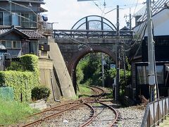 　三国港駅の手前には眼鏡橋があります。橋まで行く時間の余裕はありませんが、線路沿いの道から眺めることができます。大正２年竣工で国の登録有形文化財に指定されています。