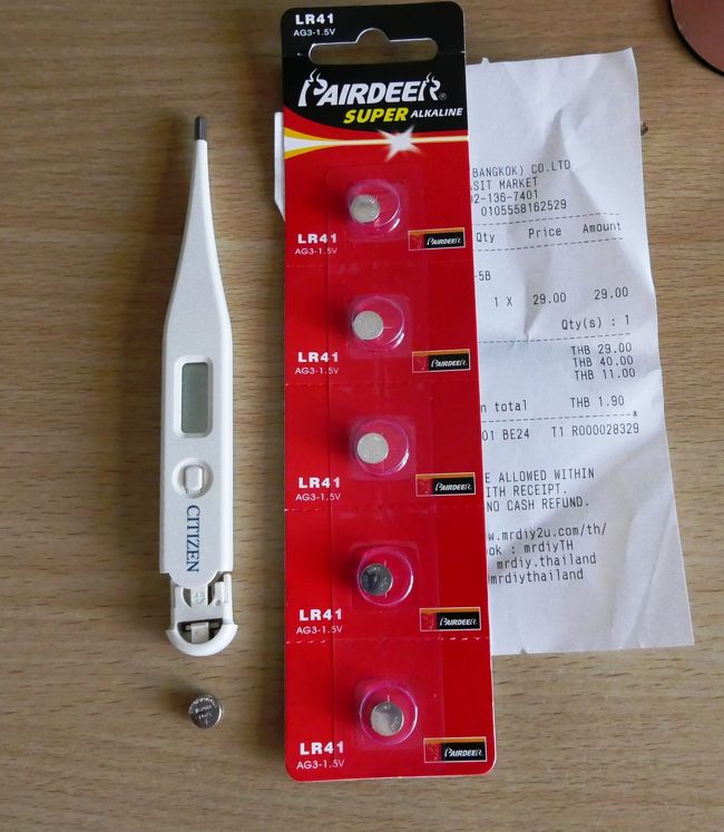 自宅で熱を測るが毎回37度前後、電池が悪いのかと思い小さなボタン電池を買いましたが、何と5ケ入り．．．こんな特殊な電池5ケも買っても使い道10年経ってもないぞ、でも安いから仕方なく買いました　29B　≒100円　<br />電池を替えた結果以前と同じく37.2度．．．こりゃダメだ！　セブンで測ると36.2度<br />体温計買い替えだね。