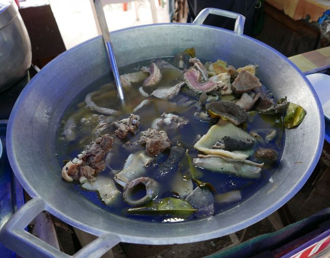 煮牛ホルモン　ピリリと辛くて美味しいです、鍋の中から好きなのを選んで買います。　お買い上げ～　150B
