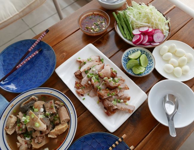 21日　夕食<br />牛ホルモン煮．．．◎<br />コームーヤーン．．．〇<br />ウズラのゆで卵．．．〇<br />野菜．．．．．△