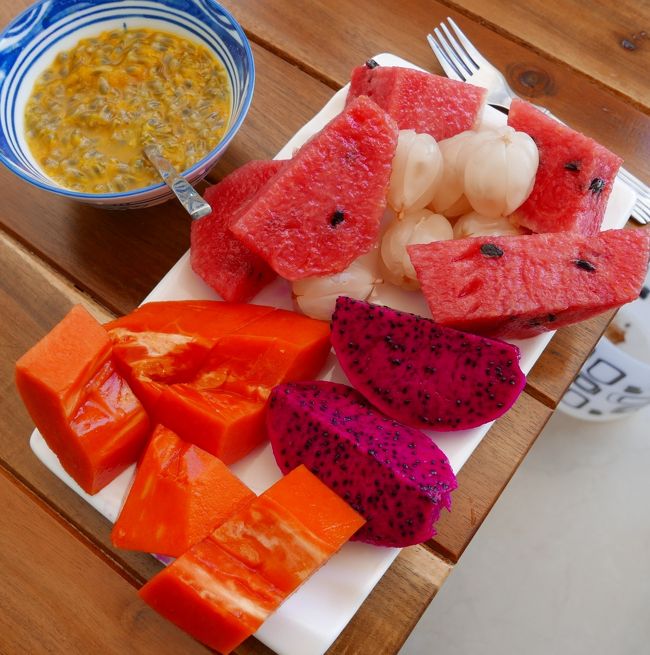 22日　昼食後の果物（パパイヤ　ケーオマンコーン　スイカ　ロンコン　パッションフルーツ）