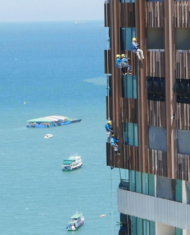 武漢肺炎以後ヒルトンホテルは閉鎖しています、10年過ぎましたので丁度良い機会で室内外も補修しています。