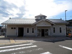 　さて次の目的地は永平寺です。これまでやってきたルートを逆に辿ります。東尋坊から三国港駅までバスで移動し、えちぜん鉄道の電車に乗り換えて福井へ向かいますが、永平寺に近い永平寺口駅へ行くには終点の福井まで行かずに福井口という駅で勝山行きの電車に乗り換えます。電車の車内は学校帰りの高校生で満員でした。福井口から永平寺口までは約20分です。永平寺口で下車したのは２、３人で皆地元の人で永平寺に向かうような人はいませんでした。