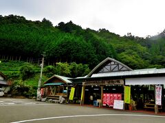 四国カルストまでの道が、大渋滞
道が狭くなっているので車が動かなくなって
１時間ほど動かなくなり引き返しました。

大学生の頃にバイクで439号線を全線走った記憶があって
四国カルスト見たから良いんだけど、同行者は見たかったようです
車が動かないので、他の人と話をしていると
四国カルストでキャンプ予定との事。
多分無理だから、他を探すと携帯で検索するも
圏外。。　事故とか無いようにしなければ。

道の駅まで戻って来た安心感　凄いです　