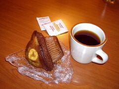 朝食は昨日スーパーで買ったマフィンとホテルの部屋に備え付けのコーヒーで簡単に済ませます。