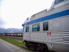 ９時頃ホテルを出て駅に来てみたら、大陸横断列車カナディアン号の客車が停まっていました。
ドームのような２階展望室のある車両です。