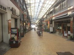 仲見世通り商店街を進みます
まだ朝早いのであまり人が歩いてません
このくらい空いていると安心なんですけどね