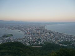 それから函館の街の夕方～夜景になるまでをおしゃべりしながらひたすら眺める。
展望台もっと人多いかなぁ～って思っていたけどそうでもない。
と思ってたら実はここよりさらに上があって皆様そちらに行っていた模様。
そんなことも知らない私たちは「やっぱりコロナだからか人少ないね～」とのんきにおしゃべり。