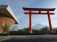 静岡県富士山世界遺産センターの鳥居の中に富士山を入れてみました。

静岡県富士山世界遺産センター