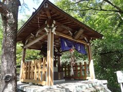 11:55
滝が間近に見えるところには、五龍王神社が祀られています。

お参りしていきましょう。
パンパン.礼。