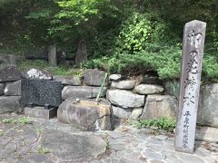 卯の花清水。
高館義経堂から下った所に湧き出る清水。
卯の花清水の名称の由来は、元禄2年（1689）に松尾芭蕉と共にここを訪れた曽良が、高館落城の折源義経の忠臣の兼房が白髪を振り乱しながら奮戦し死を遂げた様子を白く咲き乱れる卯の花に例え、「卯の花に兼房みゆる白毛かな」と句を読んだ事による。

手前の踏切を渡ると中尊寺へ。

