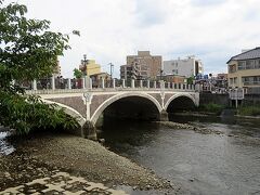 　中の橋の少し上流には浅野川大橋がかかっています。この橋もなかなか趣のある良い橋です。周辺の景色も風情があり金沢らしさを感じます。