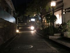 GoToキャンペーンは1泊当たりの金額に対して割り引くので、夕朝食付きの宿に泊まれば食費も35％引きになりお得です。
ただ、宿泊代と食事代の線引きが曖昧ですし、どのくらいの値段だと食事に満足できるのかがよく分からないため、今回は食事を別にしました。
そこで、足羽山（あすわやま）にある「御りょうり離世」という店を予約しておきました。
愛宕坂と呼ばれるこの坂は、いい雰囲気です。
http://hanase.net/