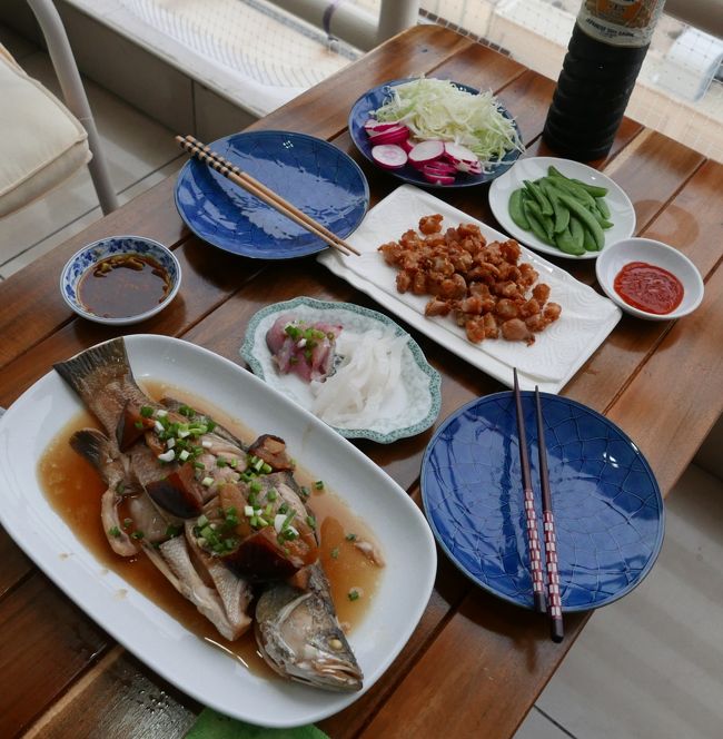 22日　夕食<br />プラークラポン煮．．．◎　天然物で臭みが無くて美味しい。<br />イカとアジの刺身．．．〇　普通に美味しい。<br />鶏の軟骨揚げ．．．．〇　酒のつまみに合う。<br />野菜と豆．．．．．△　健康の為に食べている。