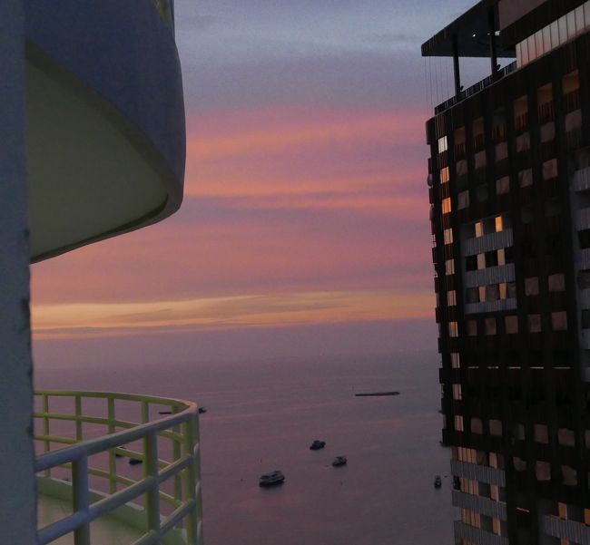 22日　18：22<br />夕焼けを見ながら食事をしています。